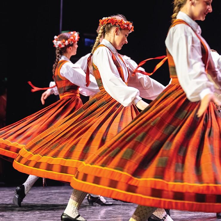 Izrādes "Jauniešu deju kolektīva “Vizbulīte” un draugu deju koncerts “Mēs esam draugi”" attels